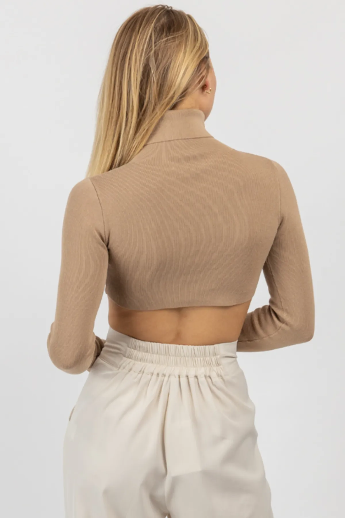 LATTE TURTLENECK UNDERBUST CROP