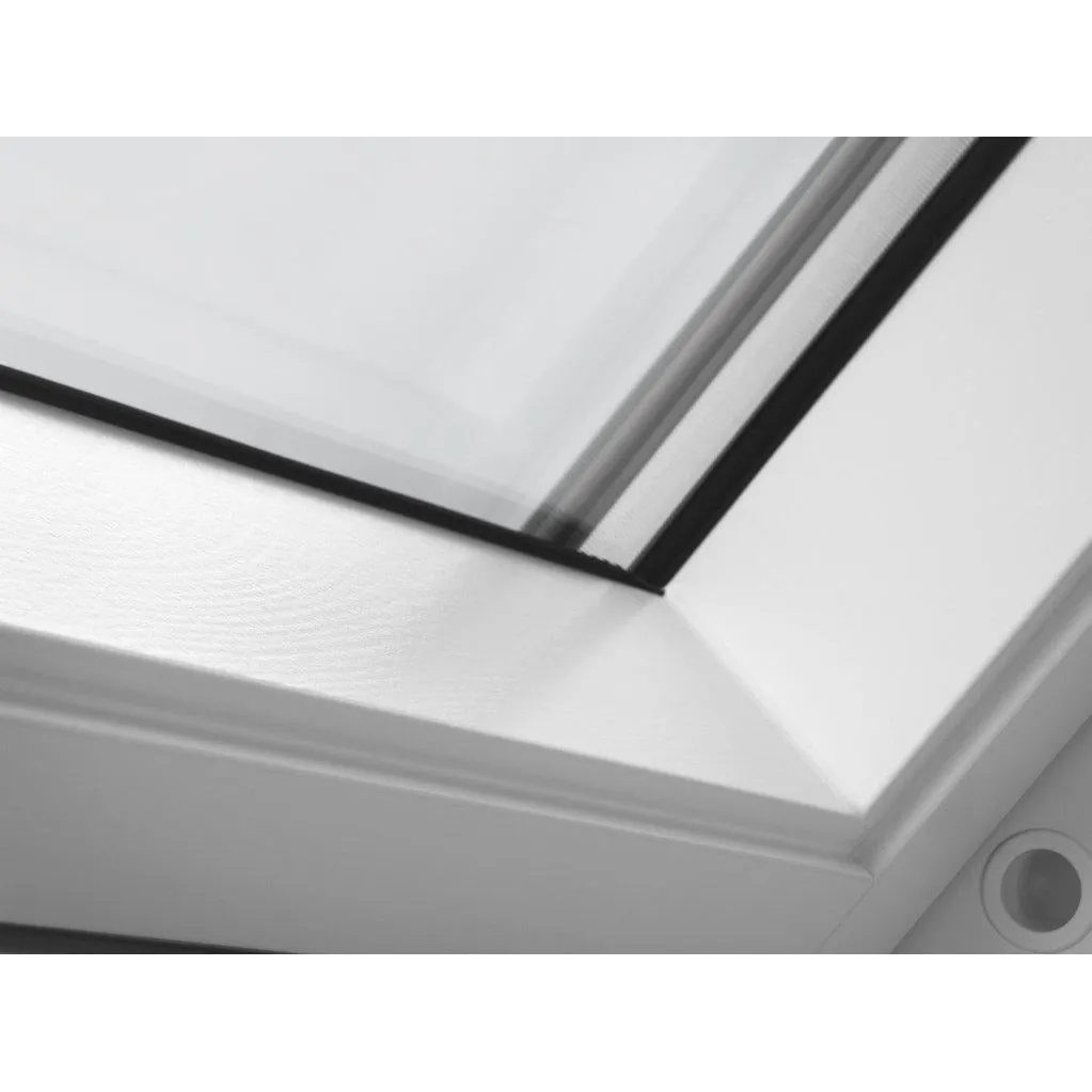 VELUX GGL PK06 2067 High Energy Efficiency Glazing White Painted Centre-Pivot Window (94 x 118 cm)